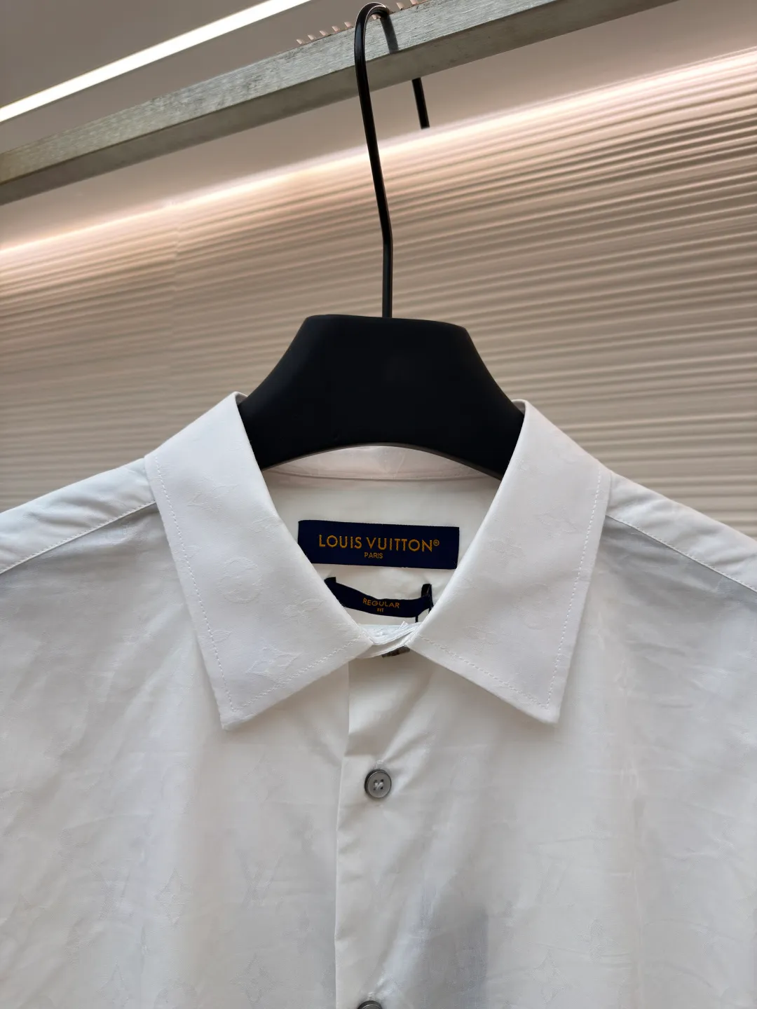 LOUIS VUITTON full-print jacquard long-sleeved shirt ●Original version: purchased and developed by 7550 ●Item number: 1681837-A75 ●Fabric: cotton jacquard fabric ●Technology: printing production ●Color: white ●Version: fitted version ●Weight: about 205 grams ●Size: 36-38-40-42 ●Description: This LV lapel shirt is made of high-count combed cotton jacquard fabric. The brand logo is hidden in the fabric texture through precision jacquard technology. The texture is delicate and high-end. The craftsmanship adopts manual overlocking processing, and the stitching on the collar, placket, cuffs and other details is even and neat, and the edges are smooth and burr-free, taking into account both durability and sophistication. The single-row buttons are made of matte metal buckles of the same color, echoing the texture of the fabric and fastening smoothly. The silhouette is slim and slightly loose, and the length, shoulder width and other data are accurately adapted according to the size gradient. The curved hem design enhances the fit. The fabric is skin-friendly and breathable. It is recommended to wash it by hand to protect the jacquard texture. It is a business and casual item that combines texture and practicality. The overall wiring is straight and delicate, the fabric is comfortable and soft, and the color is consistent without color difference. It can be matched with the same style to create a fashionable look and control various occasions. Customized accessories, complete with three standards, same style for men and women!